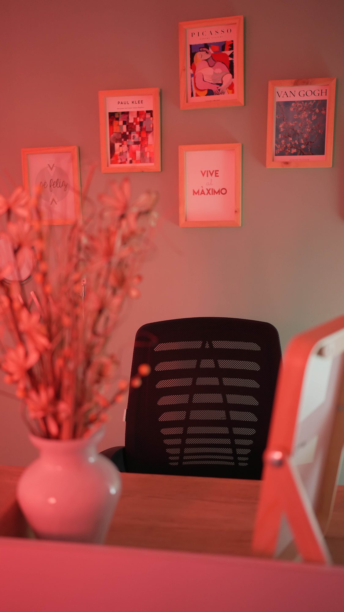 Setup de escritorio rosa para creadores