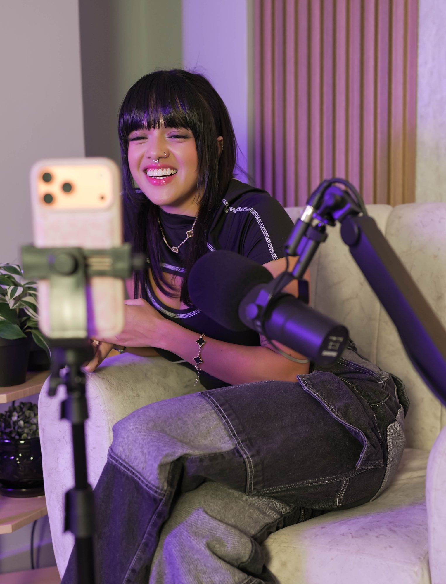 Setup de grabación con sofá para podcast
